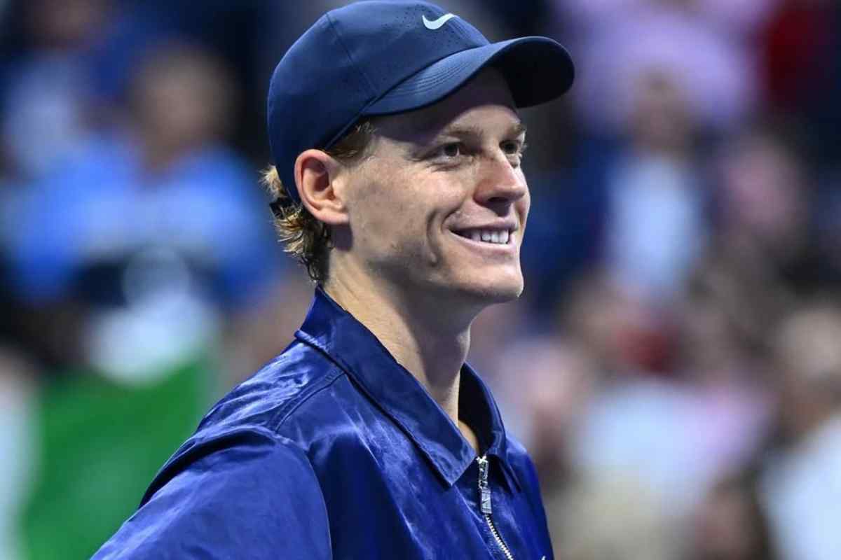 Jannik Sinner sorride in campo