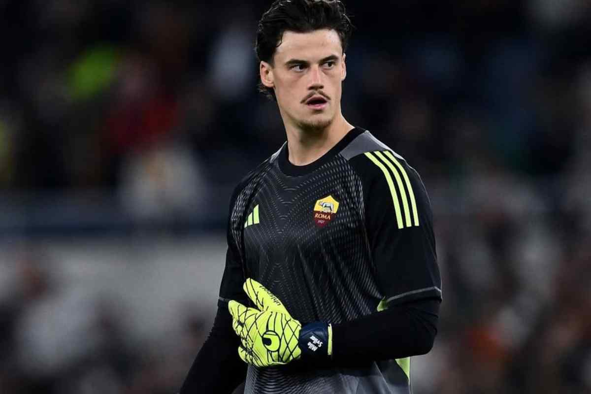 Mile Svilar in campo con la Roma